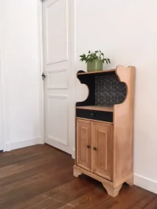 projet d'un petit meuble avec 2 portes relooké en bois brut et intérieur noir à pau