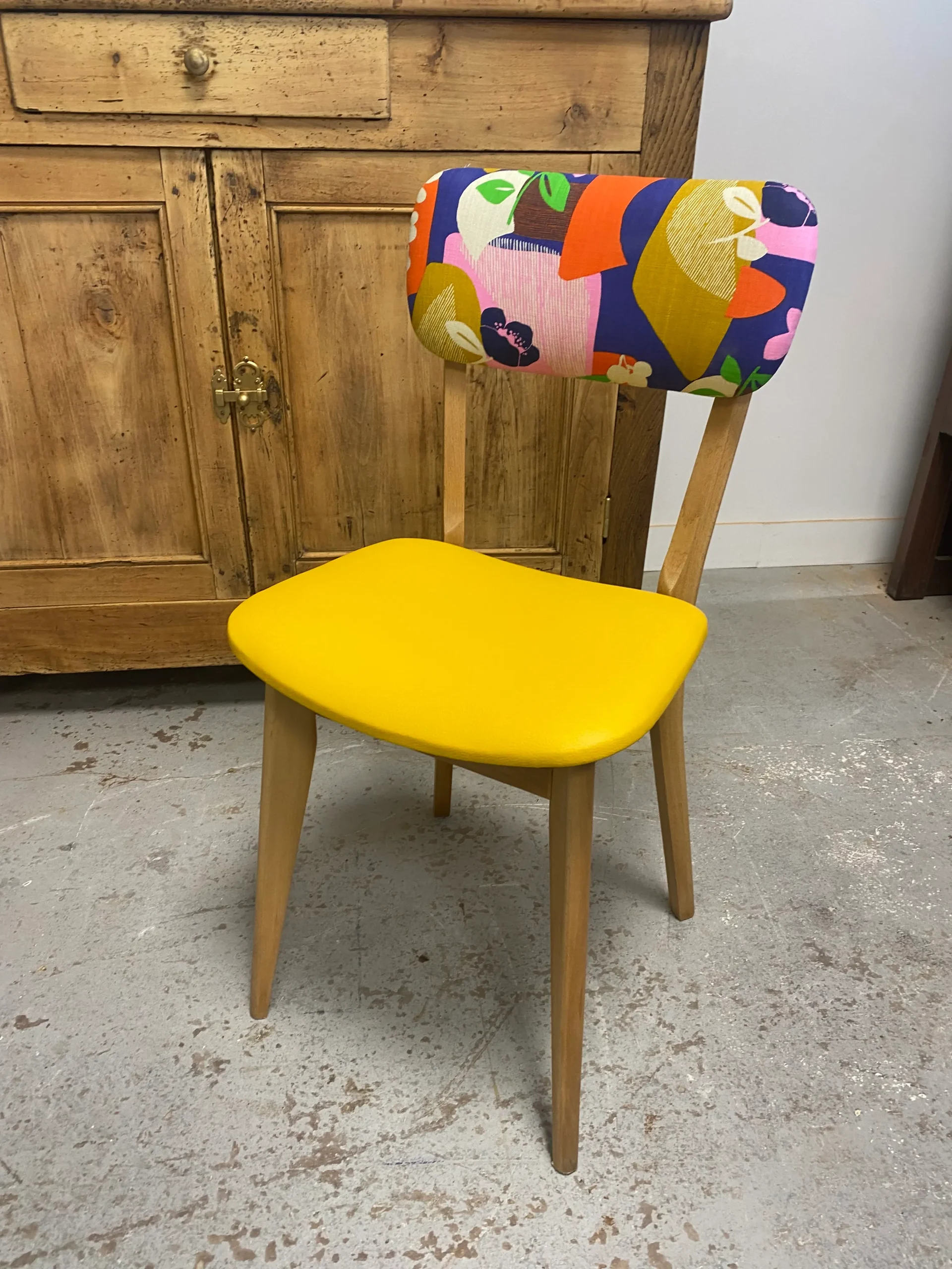 chaise des années 60 relookée et colorée par Delphine Miniou à Pau