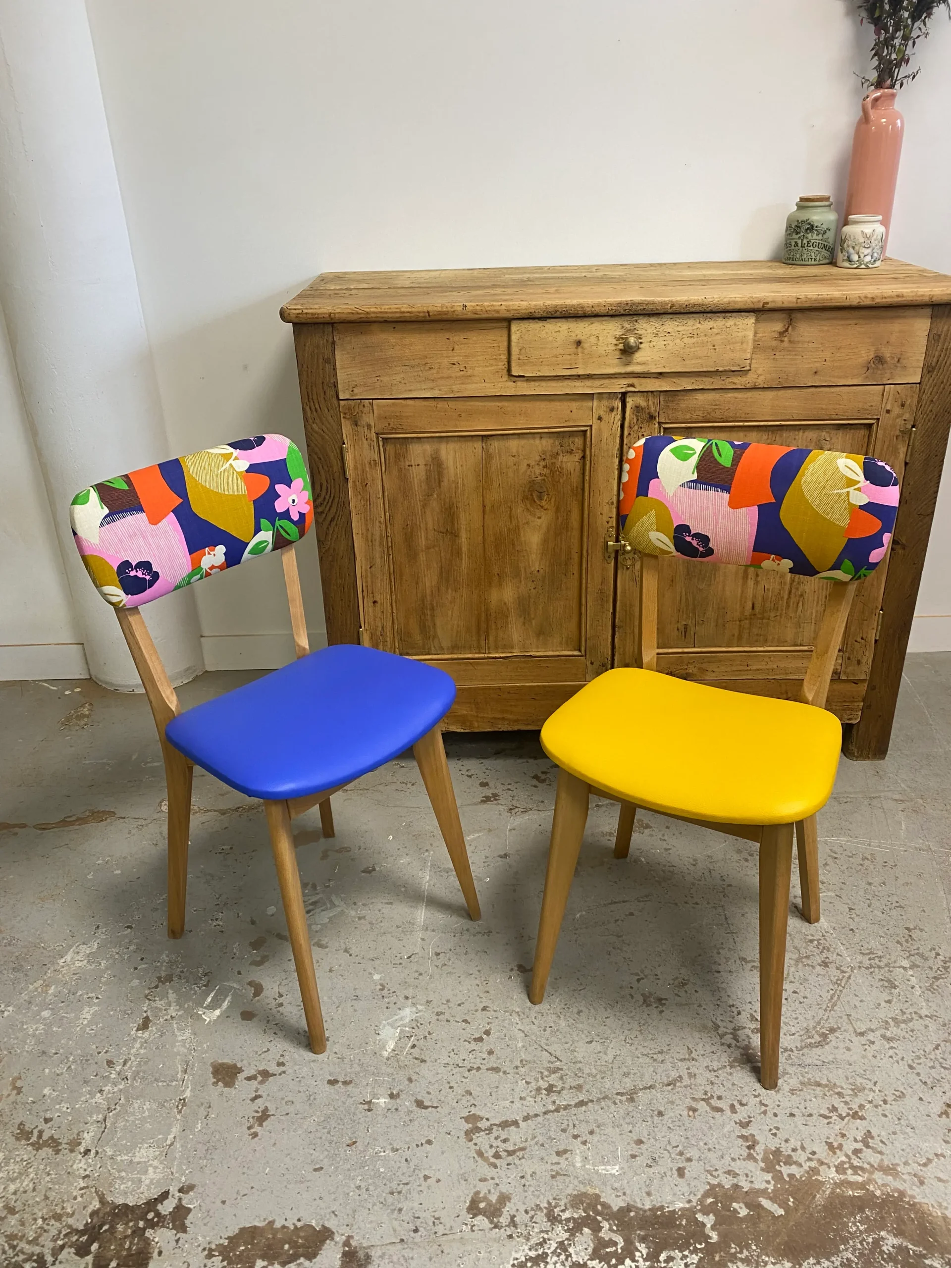 lot de 2 chaises des années 60 relookées par Delphine Miniou pour un style coloré