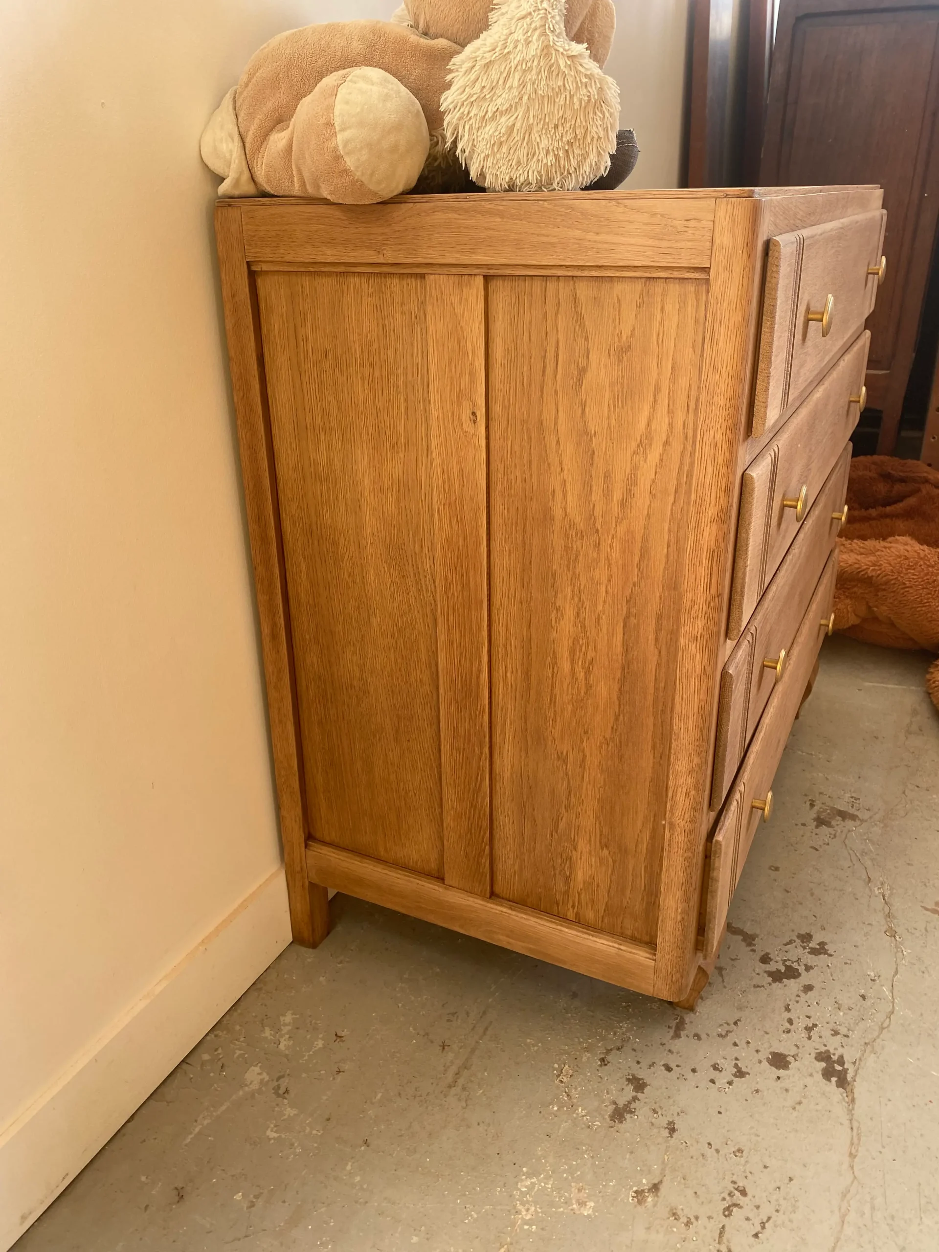 vue de côté d'une commode rénovée par Delphine Miniou Atelier Cornet Citron à Lescar