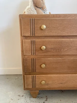 commode ancienne rénovée par Delphine Miniou à Jurançon, bois brut et poignées dorées