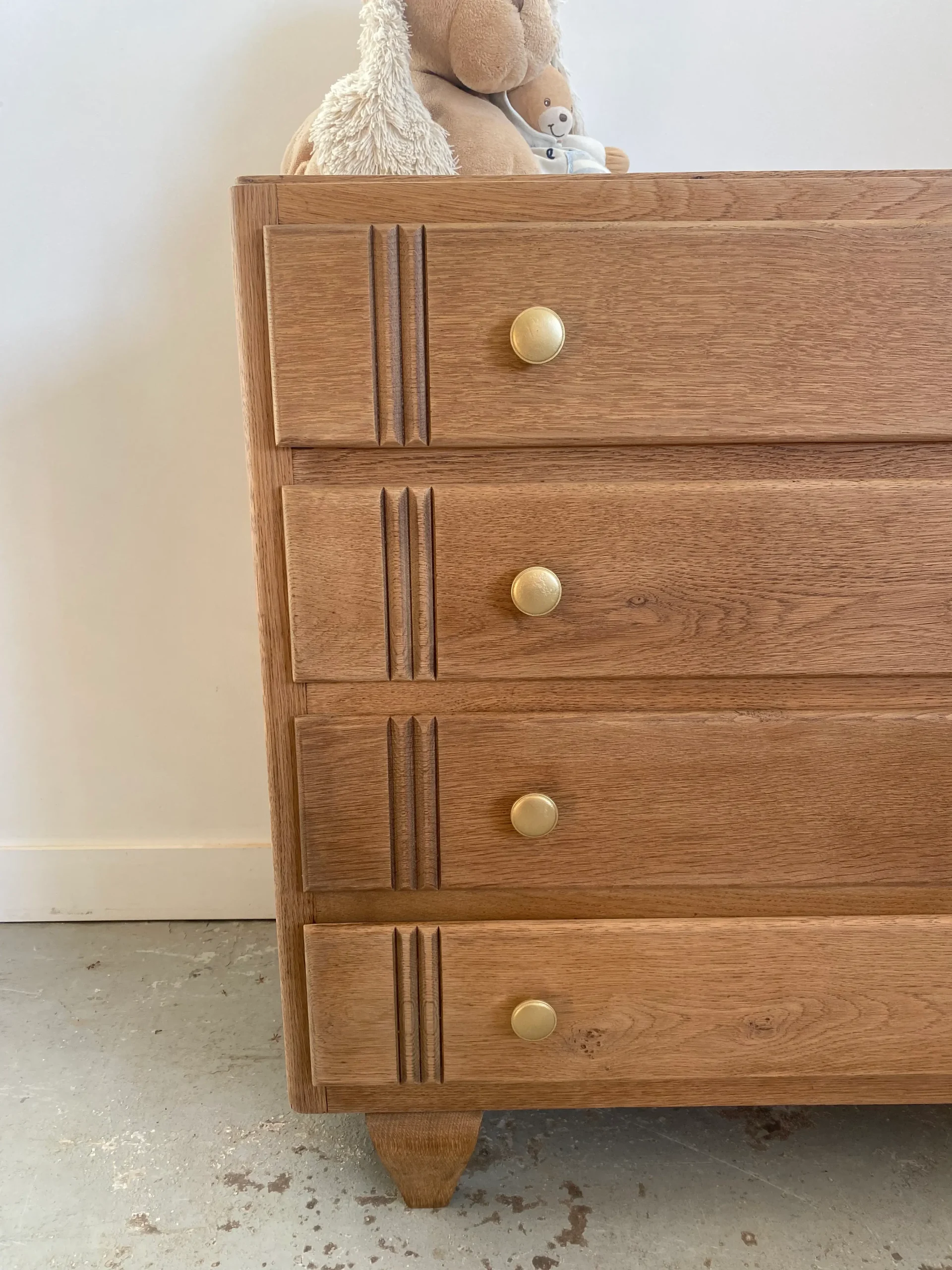 commode ancienne rénovée par Delphine Miniou à Jurançon, bois brut et poignées dorées