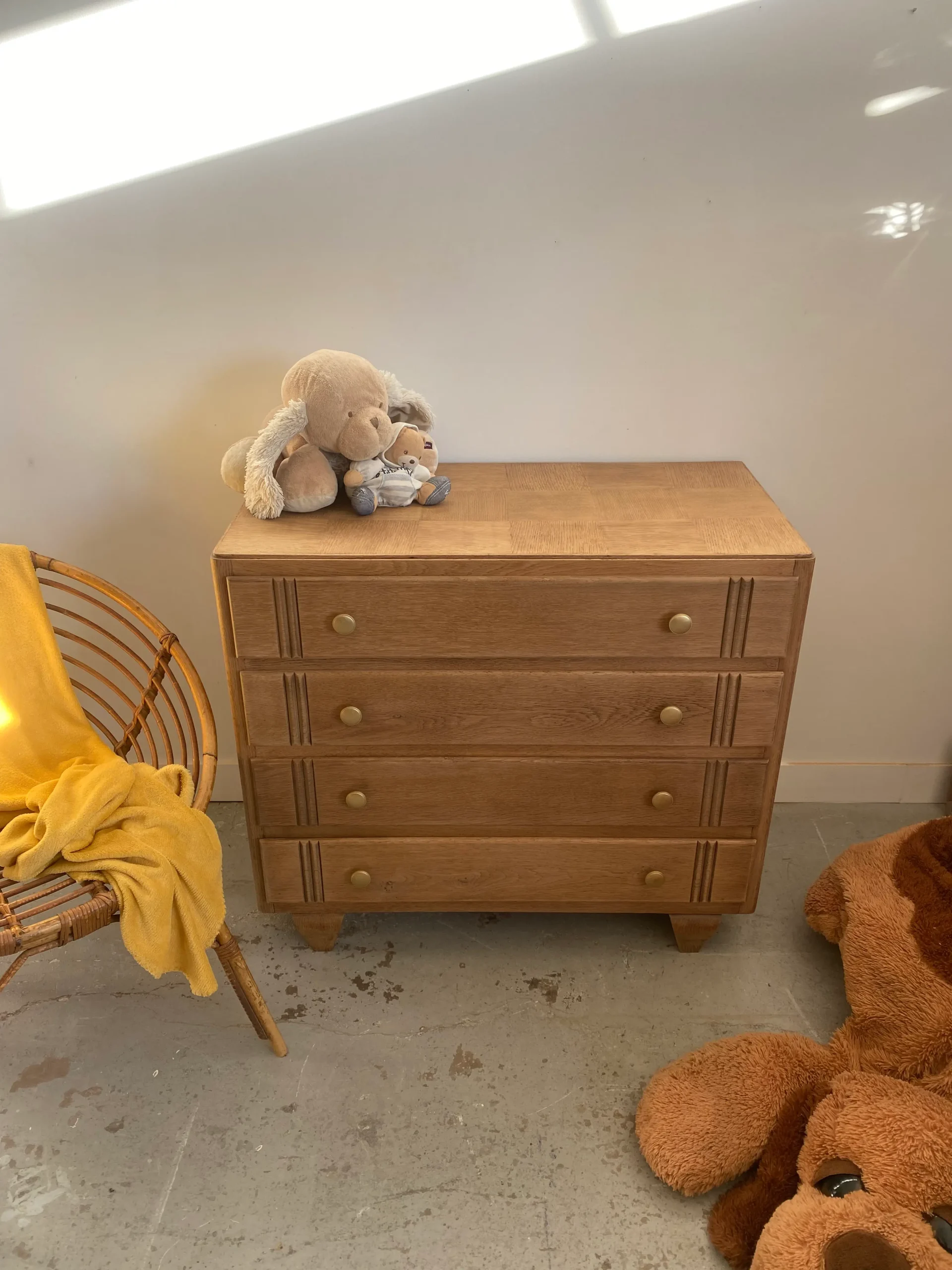 vue plongeante sur une commode 4 tiroirs aérogommée par Delphine Miniou à Jurançon