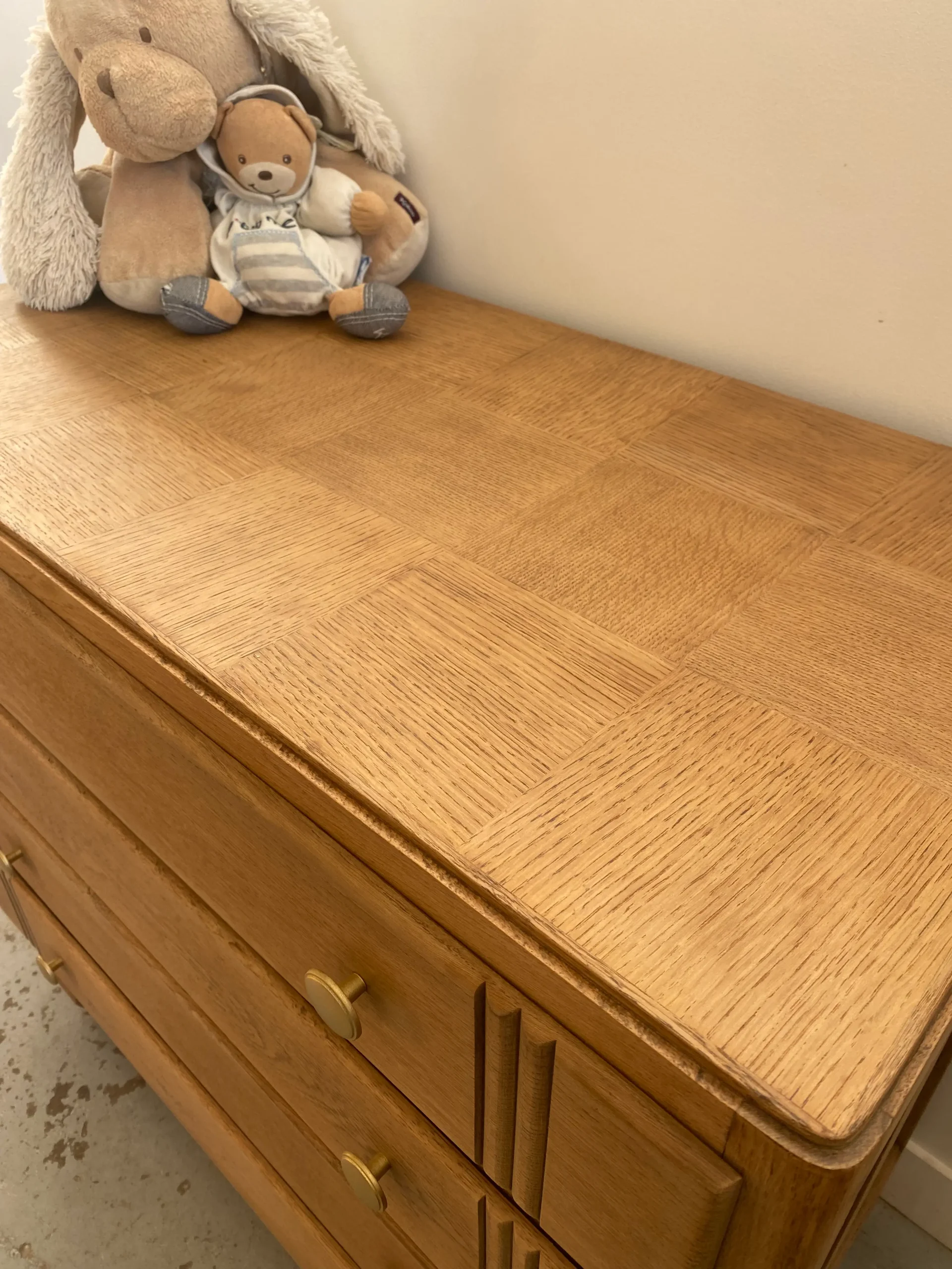zoom sur le plateau d'une commode en bois brut poncée par Delphine Miniou dans son atelier Pau Sud