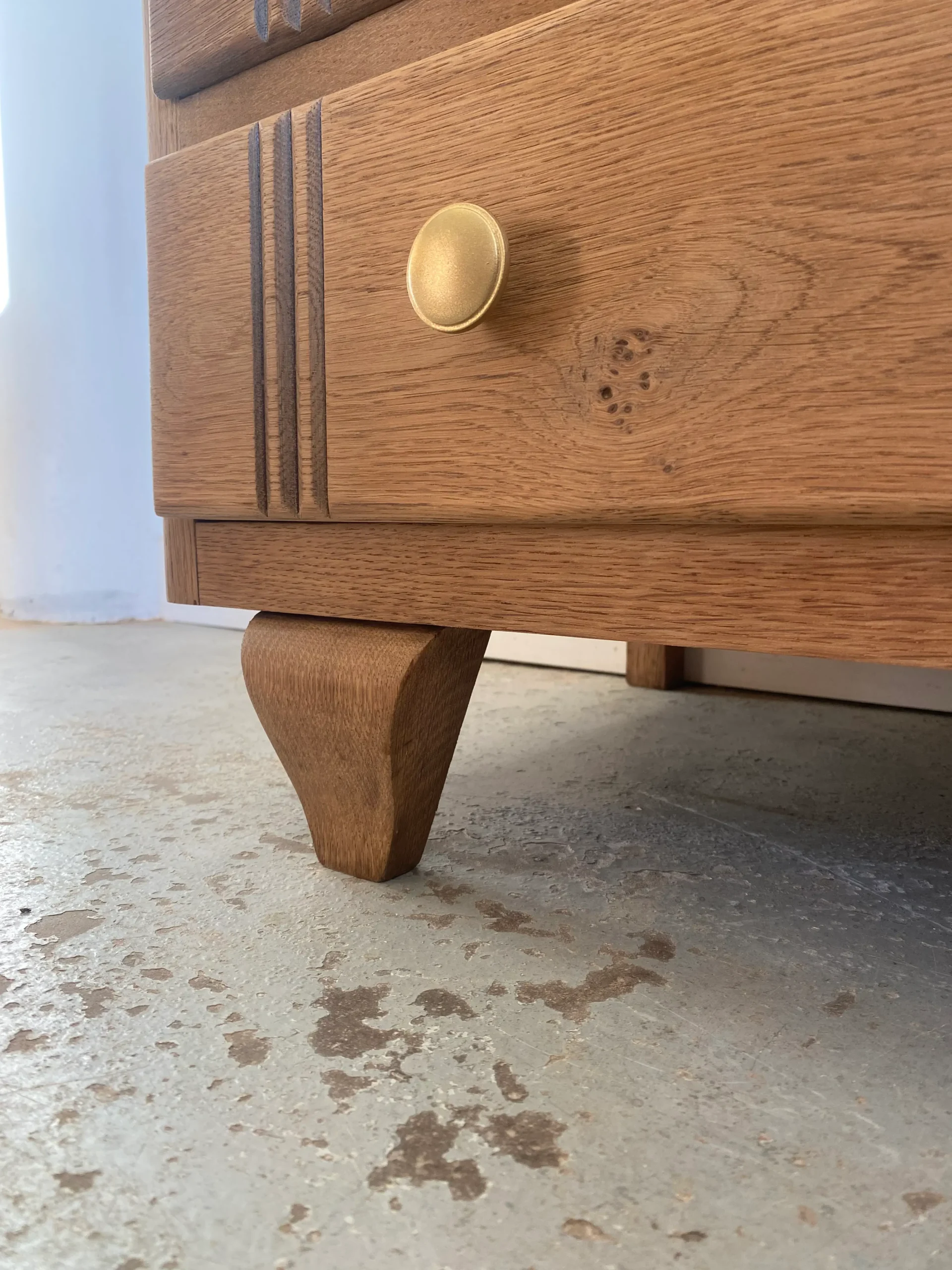 photo d'un pied de commode style année 50 en bois retapée par Cornet Citron dans les environs de Lons (64)