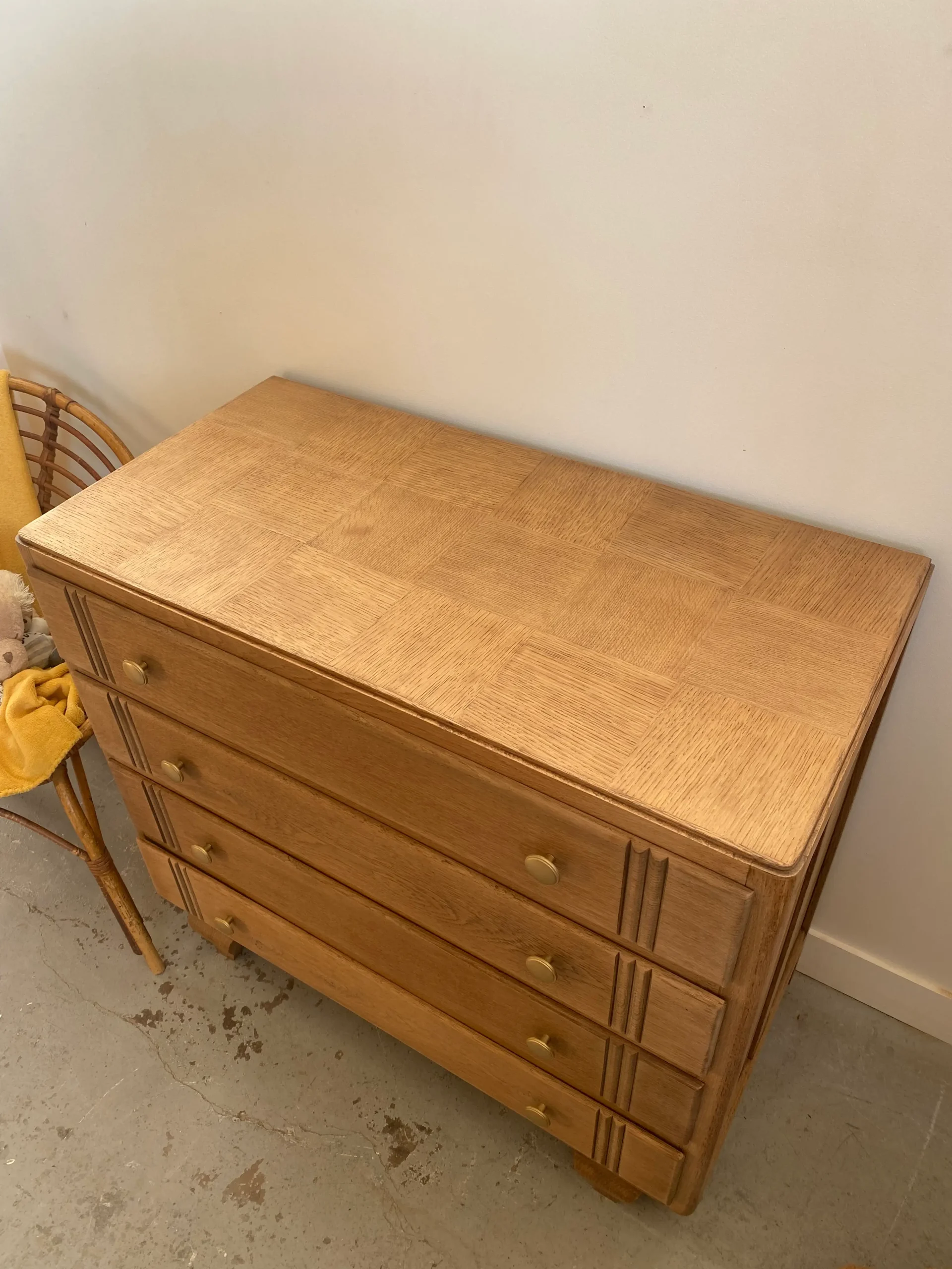 vue du dessus d'un meuble ancien en bois brut avec des tiroirs, en boutique chez Delphine MINIOU à Jurançon