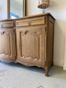 buffet en bois brut rénové par Delphine Miniou à Gan