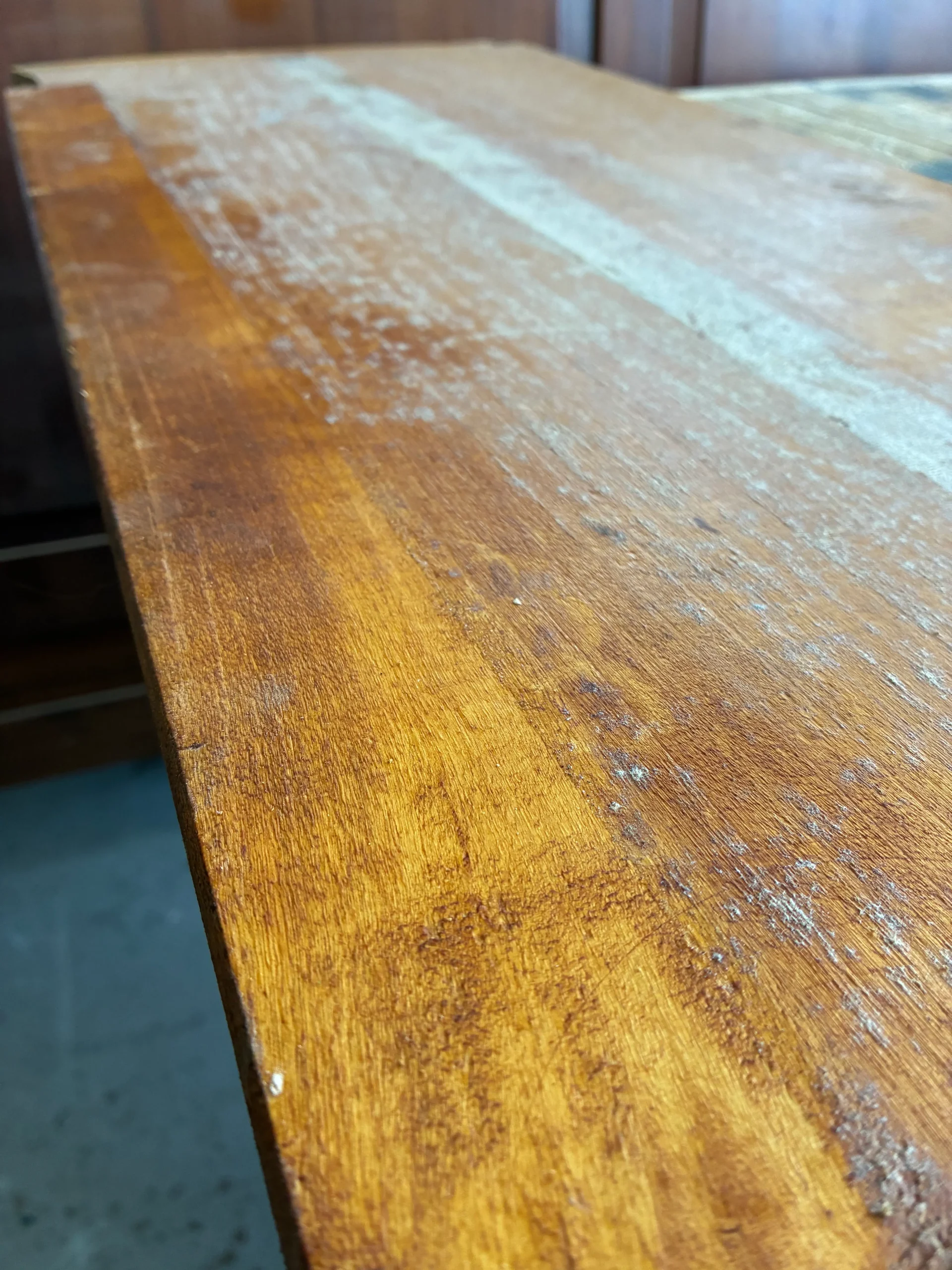 comment nettoyer un meuble en bois encrassé par Delphine Miniou près de Pau