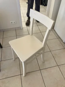 projet de décapage d'une chaise en bois peinte en blanc par Delphine Miniou à côté de Gelos